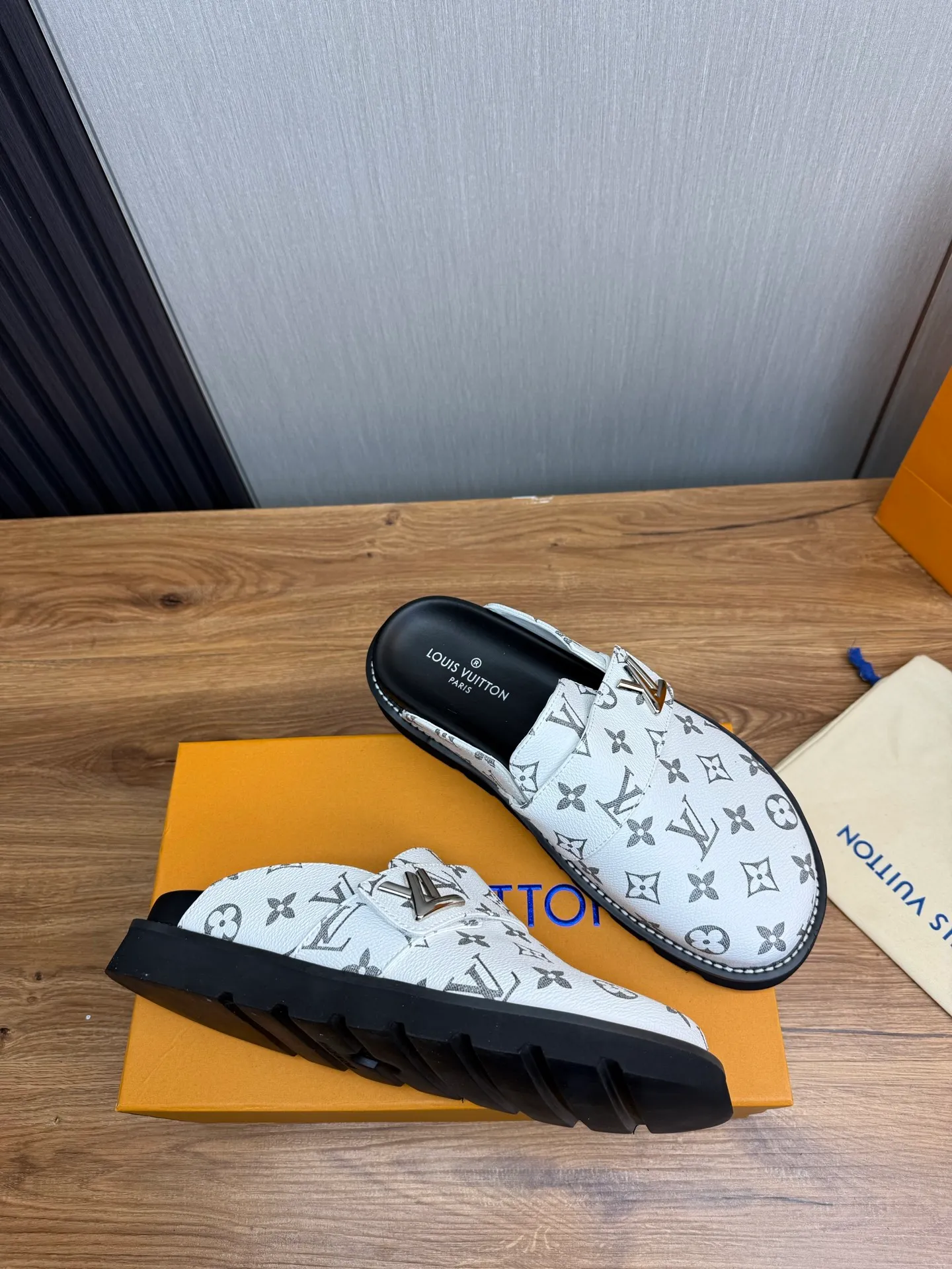 Men's shoes 💰420💰 Lv. hot selling men's slippers 🔥 🩴Official website one to one production 38-45 sizes 45 46 🉑️Customized!